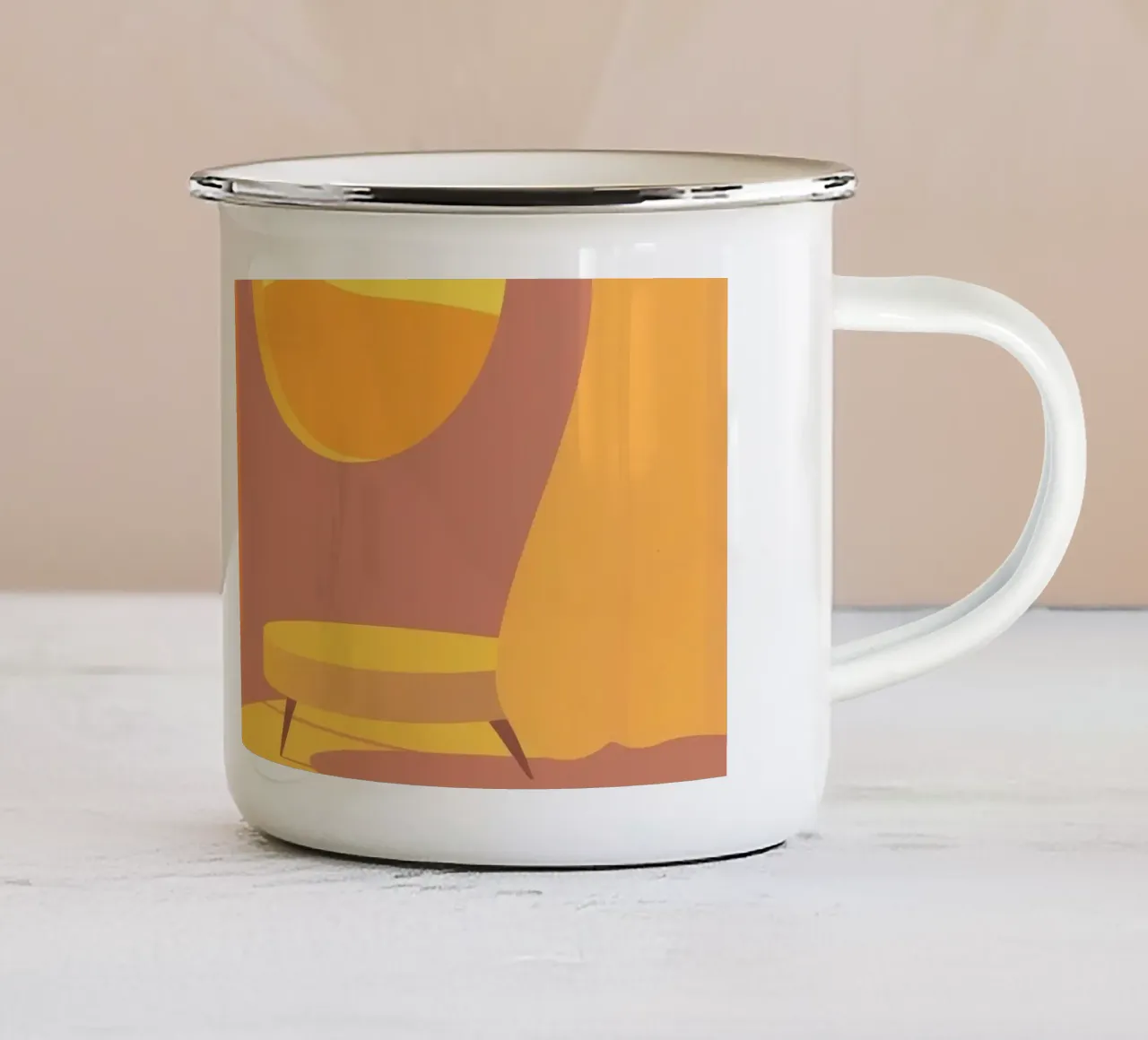 Interni accoglienti con la calda luce del sole che filtra attraverso le tende tazza in smalto da DesignDoodle