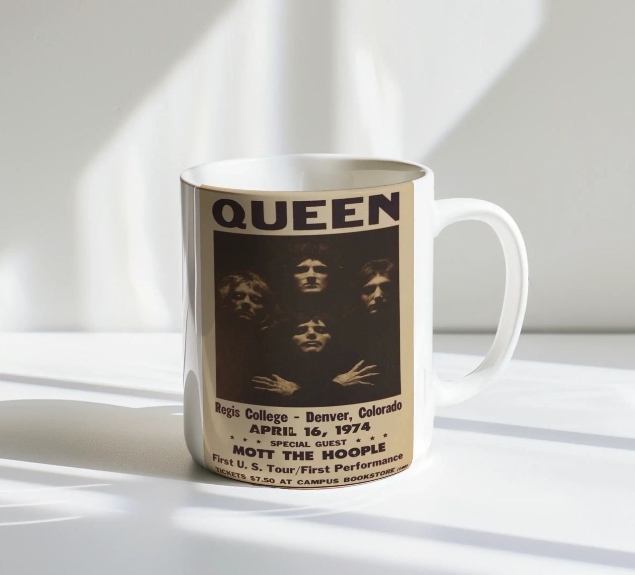 Vintage Queen Concert Poster 1974 Denver mug en céramique de SoundStudio