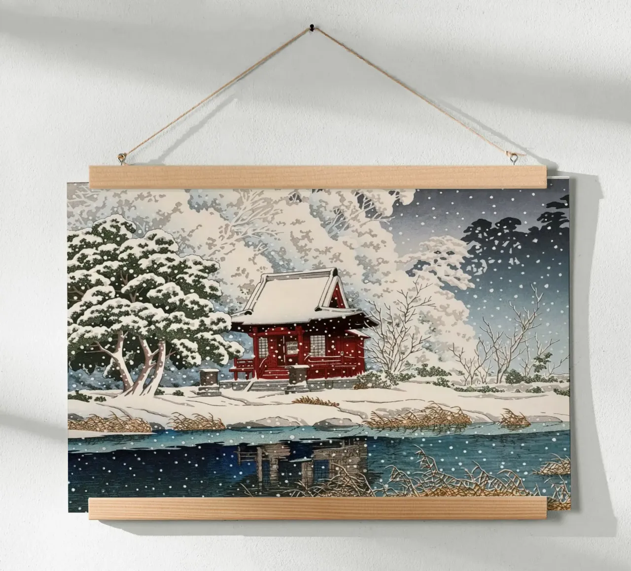 Ukiyo-e: paesaggio, Neve all'ingresso del santuario Benten, Hasui poster con telaio in legno da Aesthetic Muse
