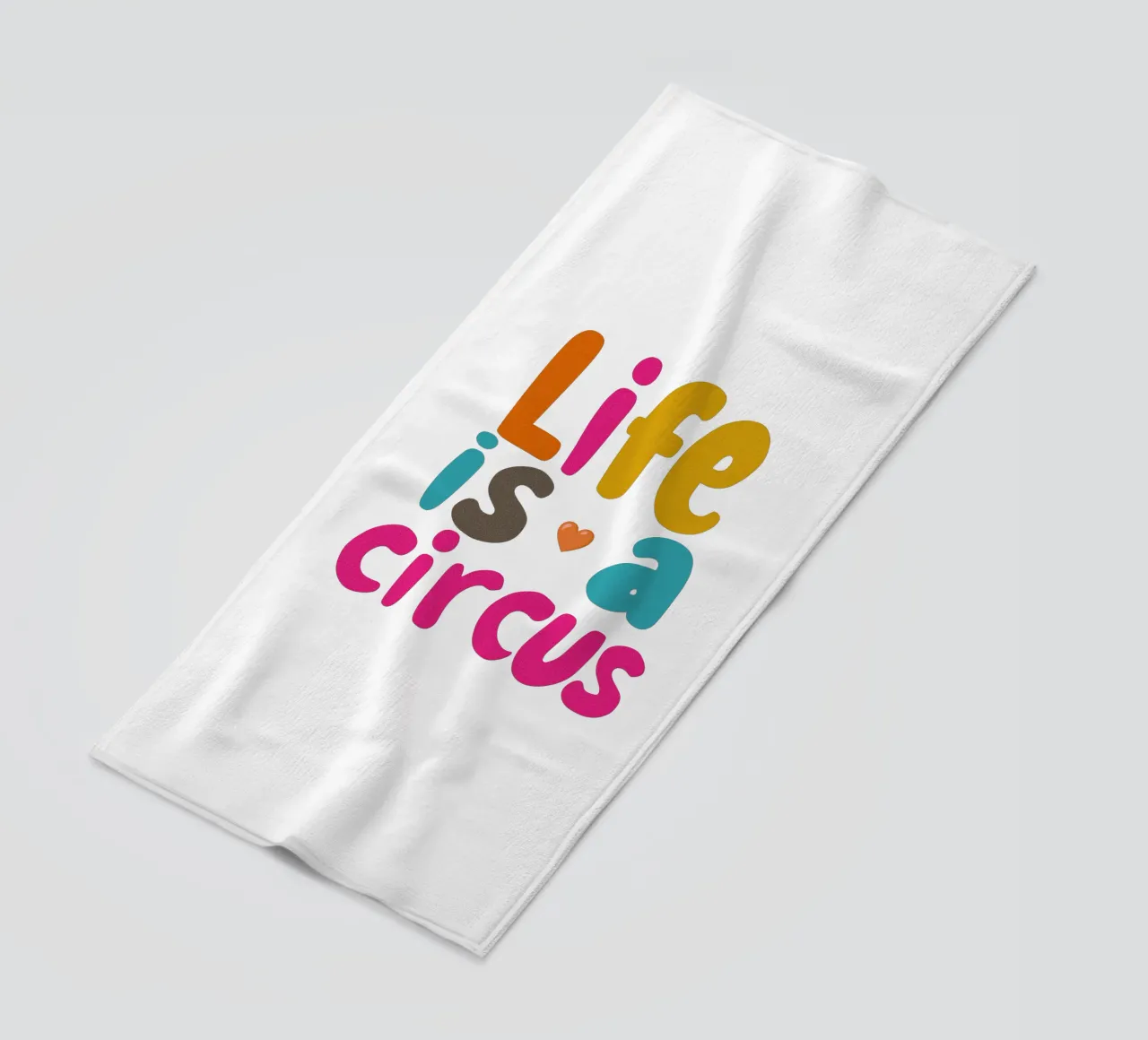„Life is a Circus“ Bunte Aussicht Strandtuch von Carinaprint