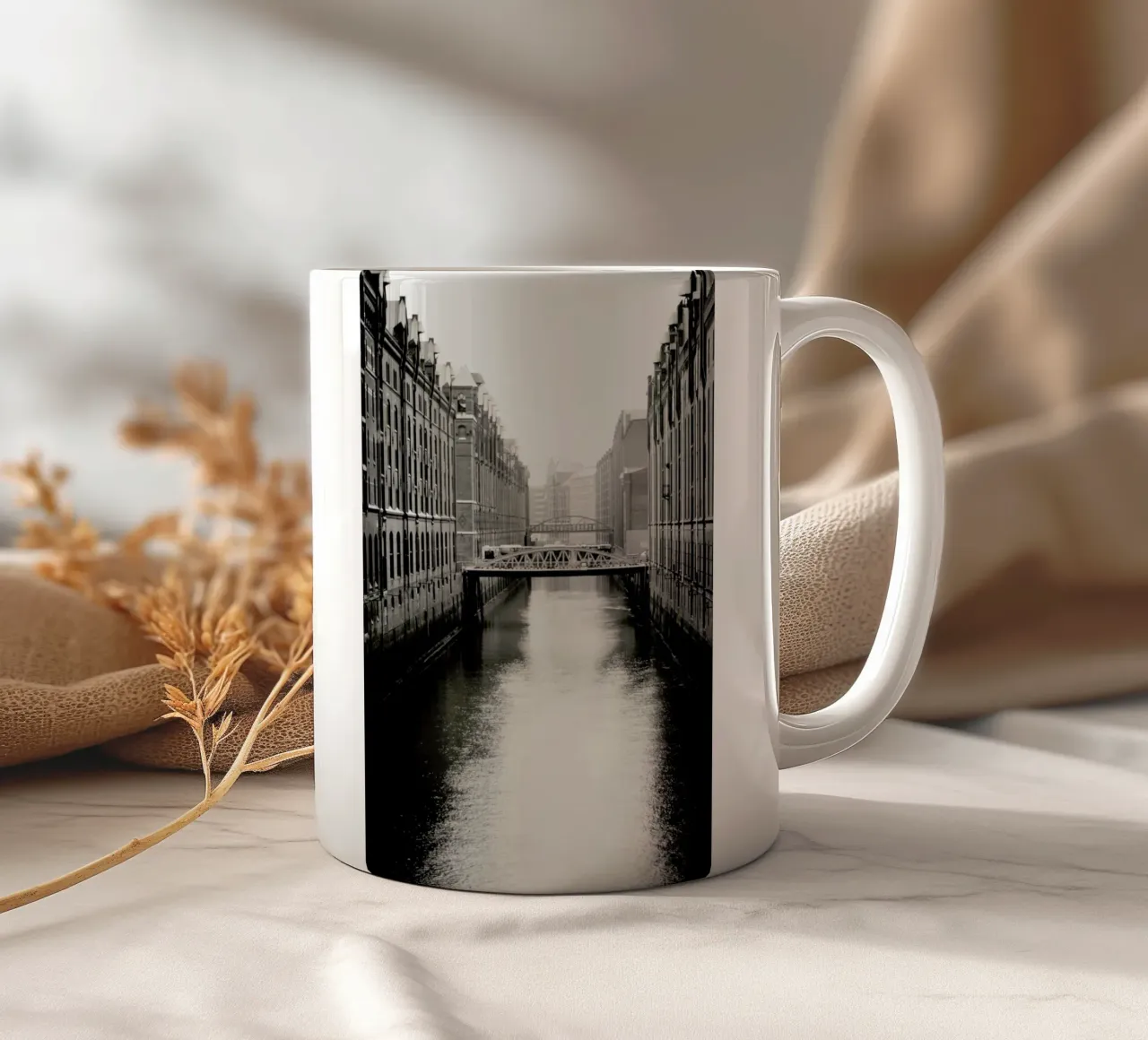 Quartiere dei magazzini Amburgo II - Speicherstadt Amburgo tazza in ceramica da Anja Hebrank Photography