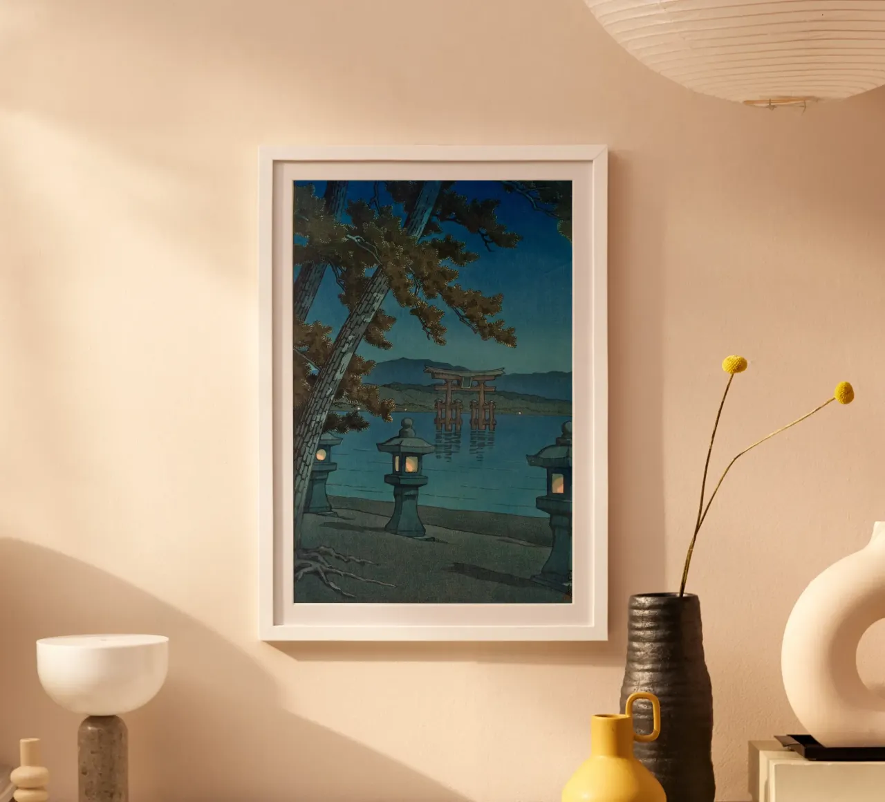 Ukiyo-e: Paesaggio giapponese, Notte di luna a Miyajima Hasui poster con telaio in legno da Aesthetic Muse