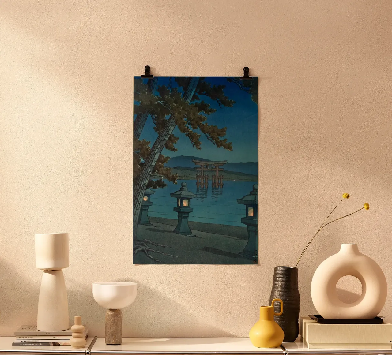 Ukiyo-e: Paesaggio giapponese, Notte di luna a Miyajima Hasui poster con telaio in legno da Aesthetic Muse