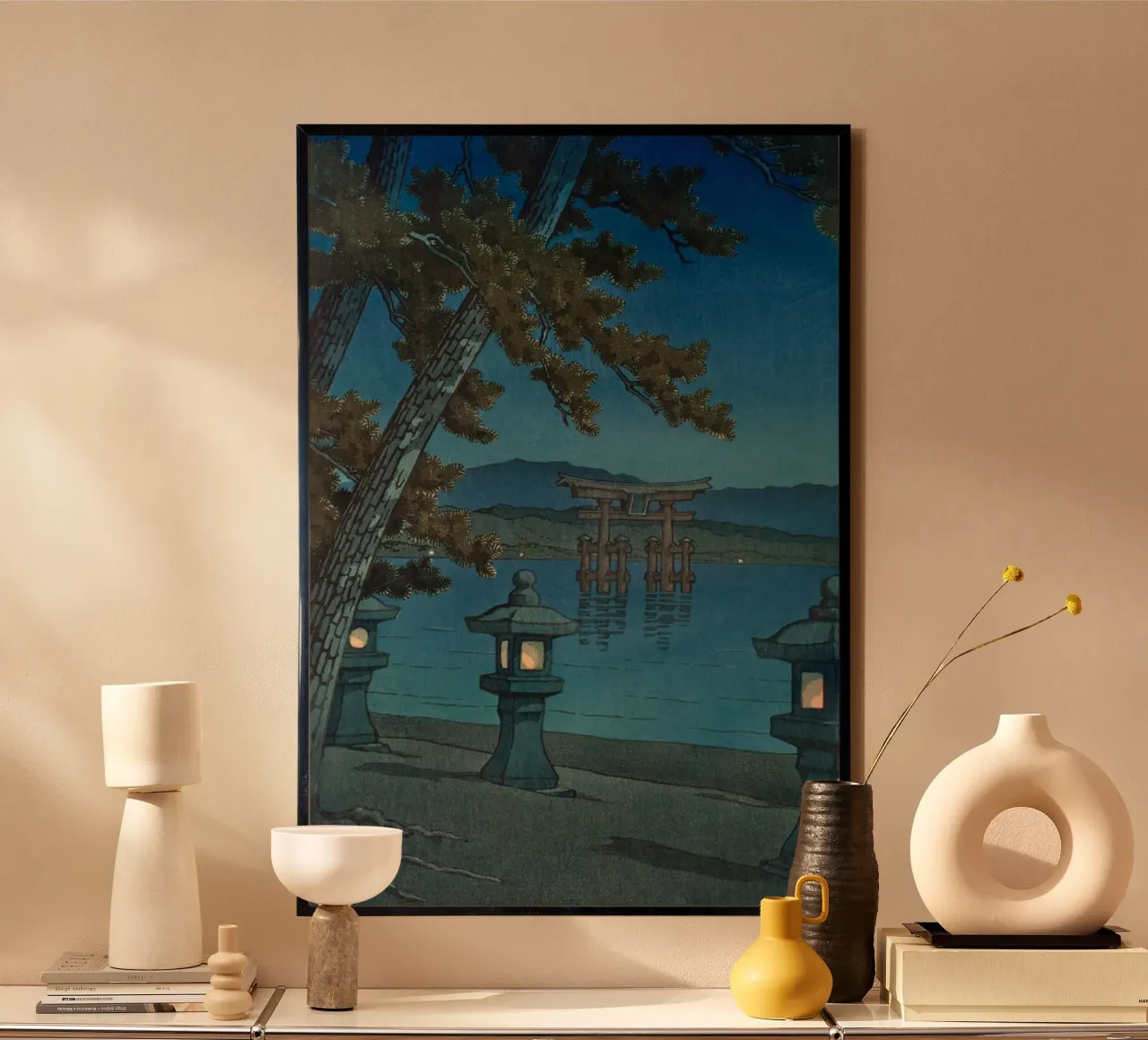 Ukiyo-e: Paesaggio giapponese, Notte di luna a Miyajima Hasui poster con telaio in legno da Aesthetic Muse