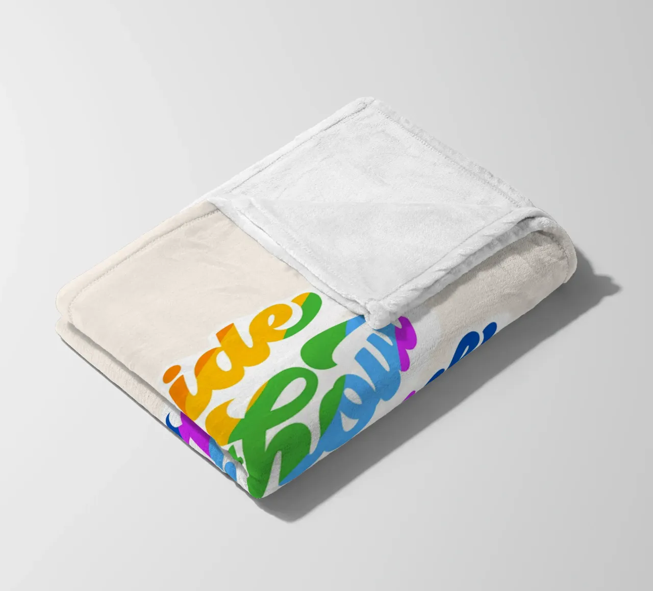 Orgoglio senza pregiudizio - Tipografia arcobaleno retrò coperta in pile da Dominique Vari Words