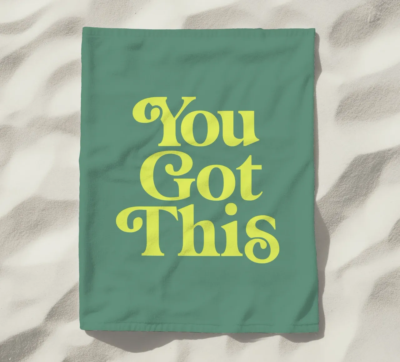 Citation de motivation en jaune et vert serviette de plage de THE MOTIVATED TYPE