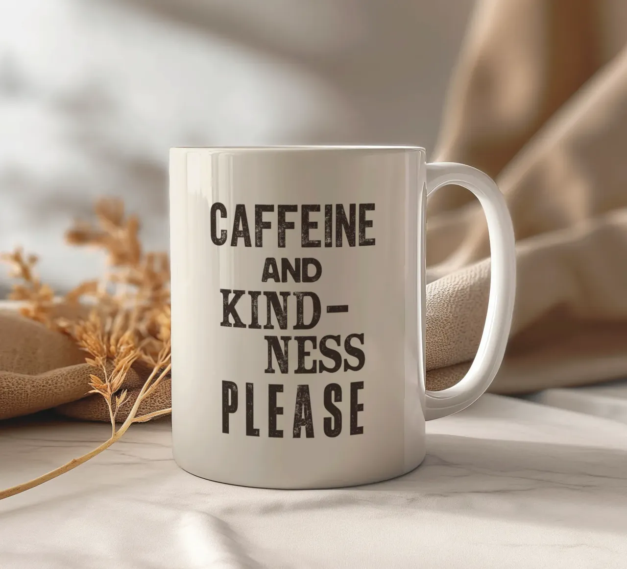 Caffeina e gentilezza per favore Stampa letteraria stravagante tazza in ceramica da THE MOTIVATED TYPE