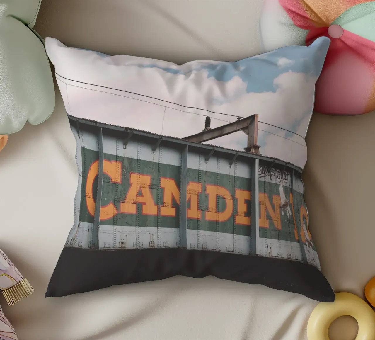 Londra, Inghilterra I Ponte industriale urbano di Camden cuscino da Julie Travel Photography