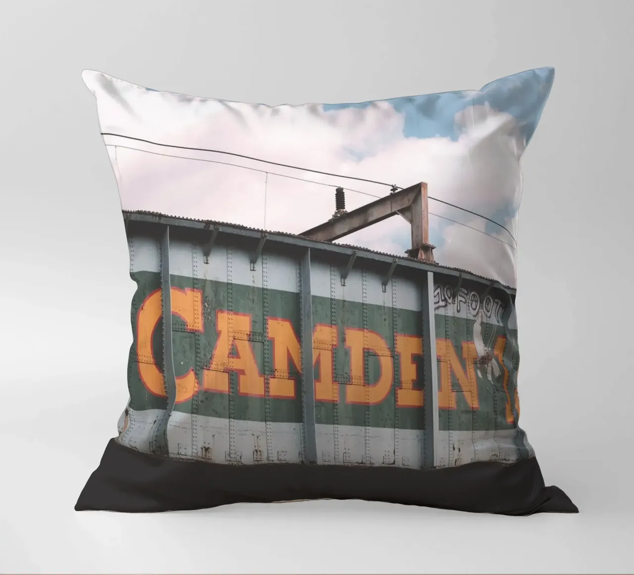 Londra, Inghilterra I Ponte industriale urbano di Camden cuscino da Julie Travel Photography