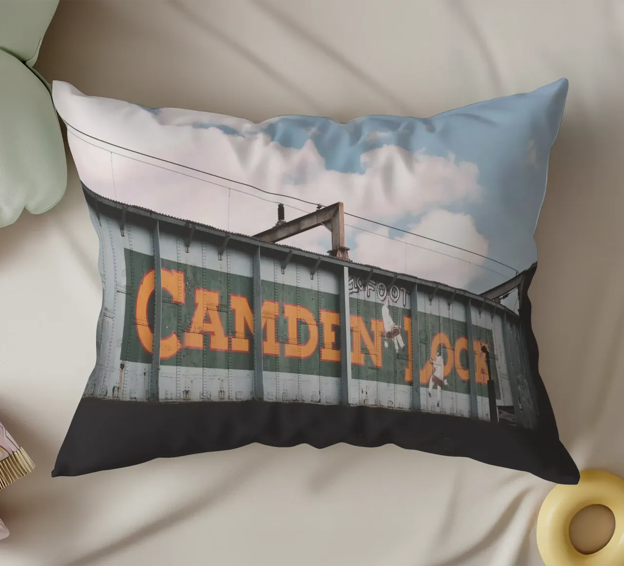 Londra, Inghilterra I Ponte industriale urbano di Camden cuscino da Julie Travel Photography
