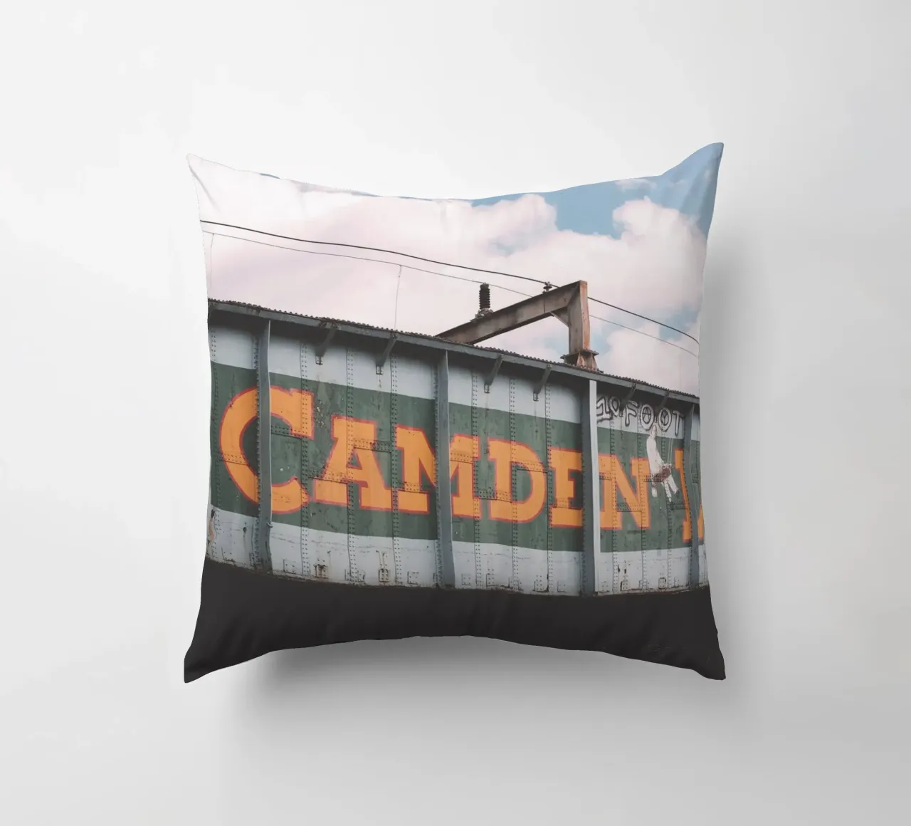 Londra, Inghilterra I Ponte industriale urbano di Camden cuscino da Julie Travel Photography