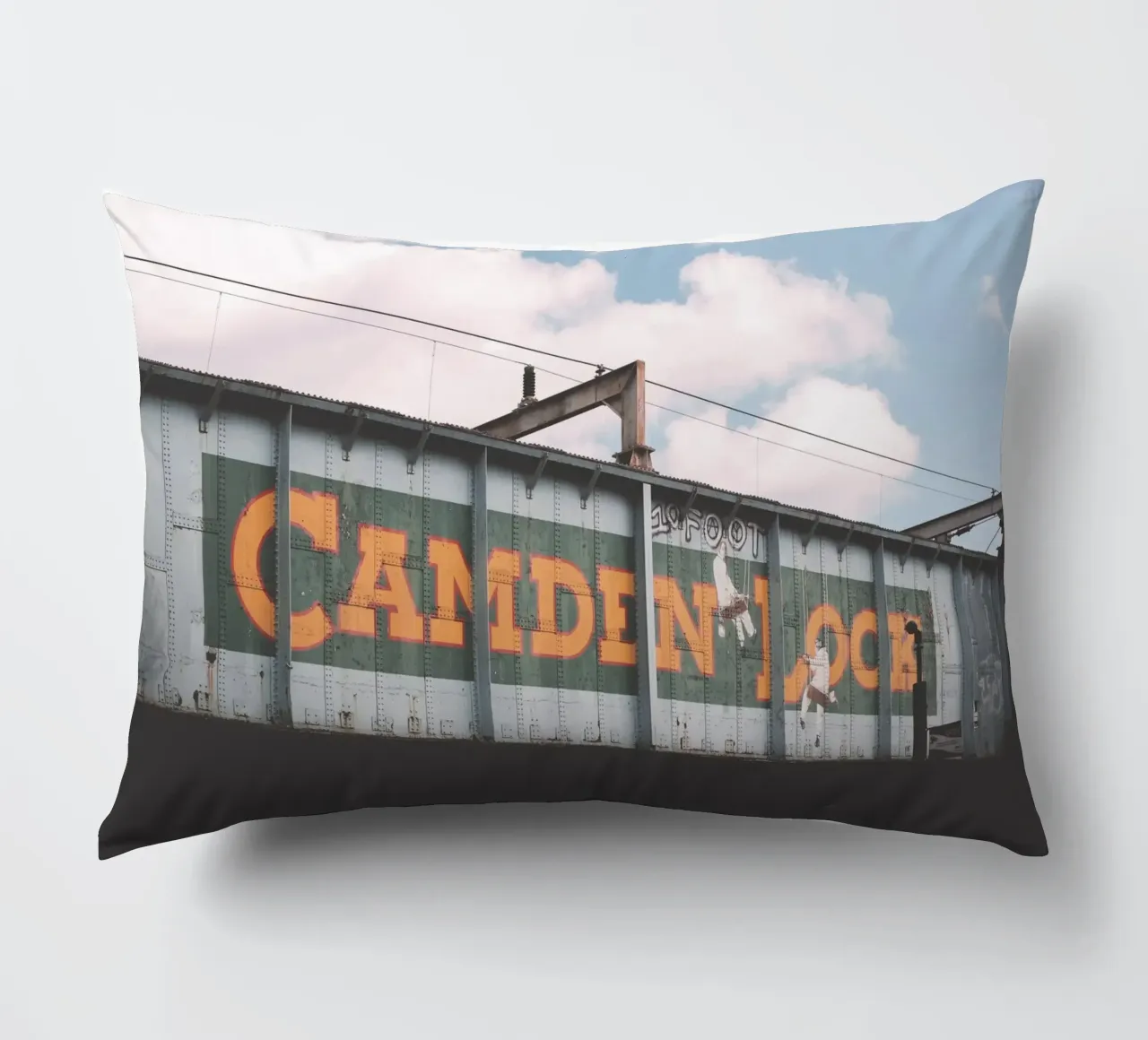 Londra, Inghilterra I Ponte industriale urbano di Camden cuscino da Julie Travel Photography