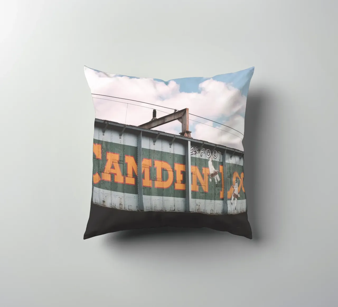 Londra, Inghilterra I Ponte industriale urbano di Camden cuscino da Julie Travel Photography
