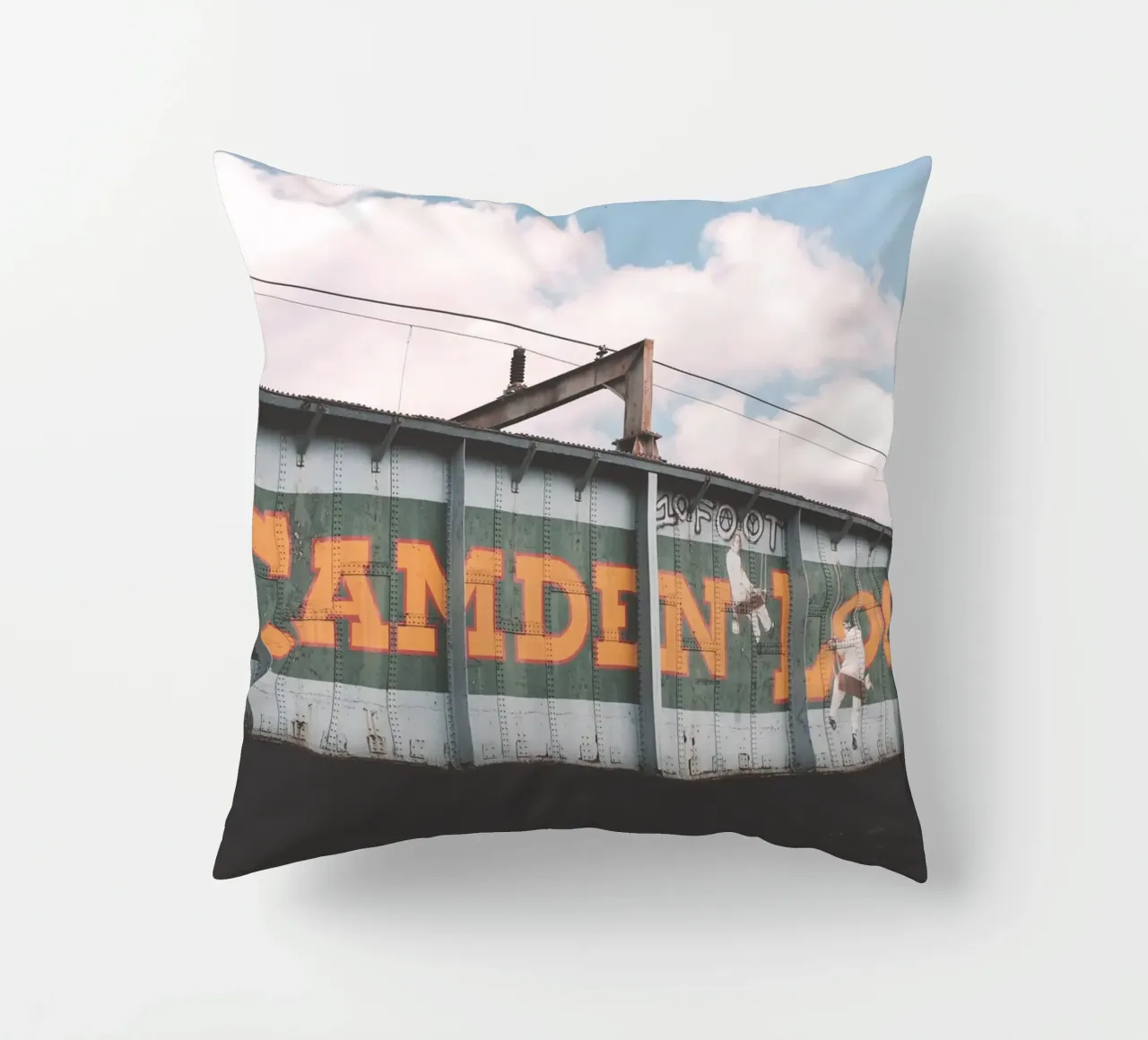 Londra, Inghilterra I Ponte industriale urbano di Camden cuscino da Julie Travel Photography