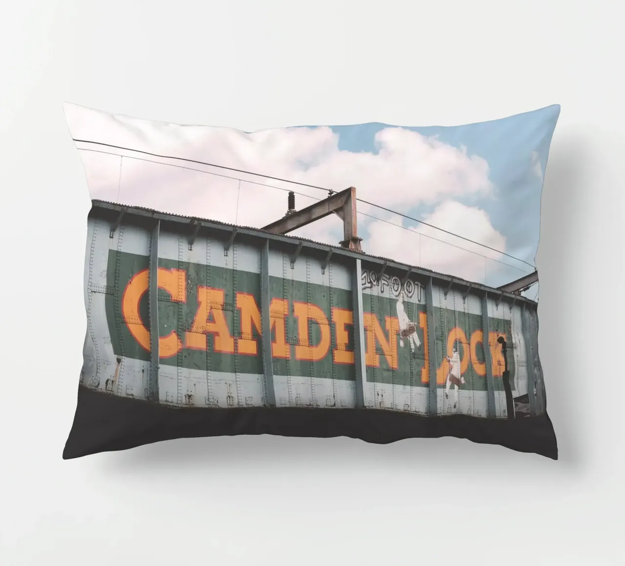 Londra, Inghilterra I Ponte industriale urbano di Camden cuscino da Julie Travel Photography