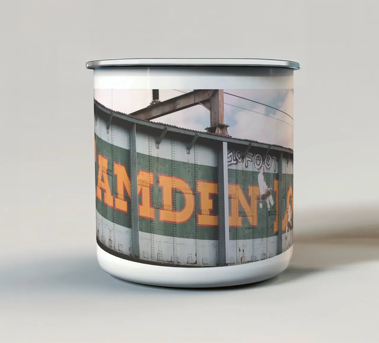 Londra, Inghilterra I Ponte industriale urbano di Camden tazza in smalto da Julie Travel Photography