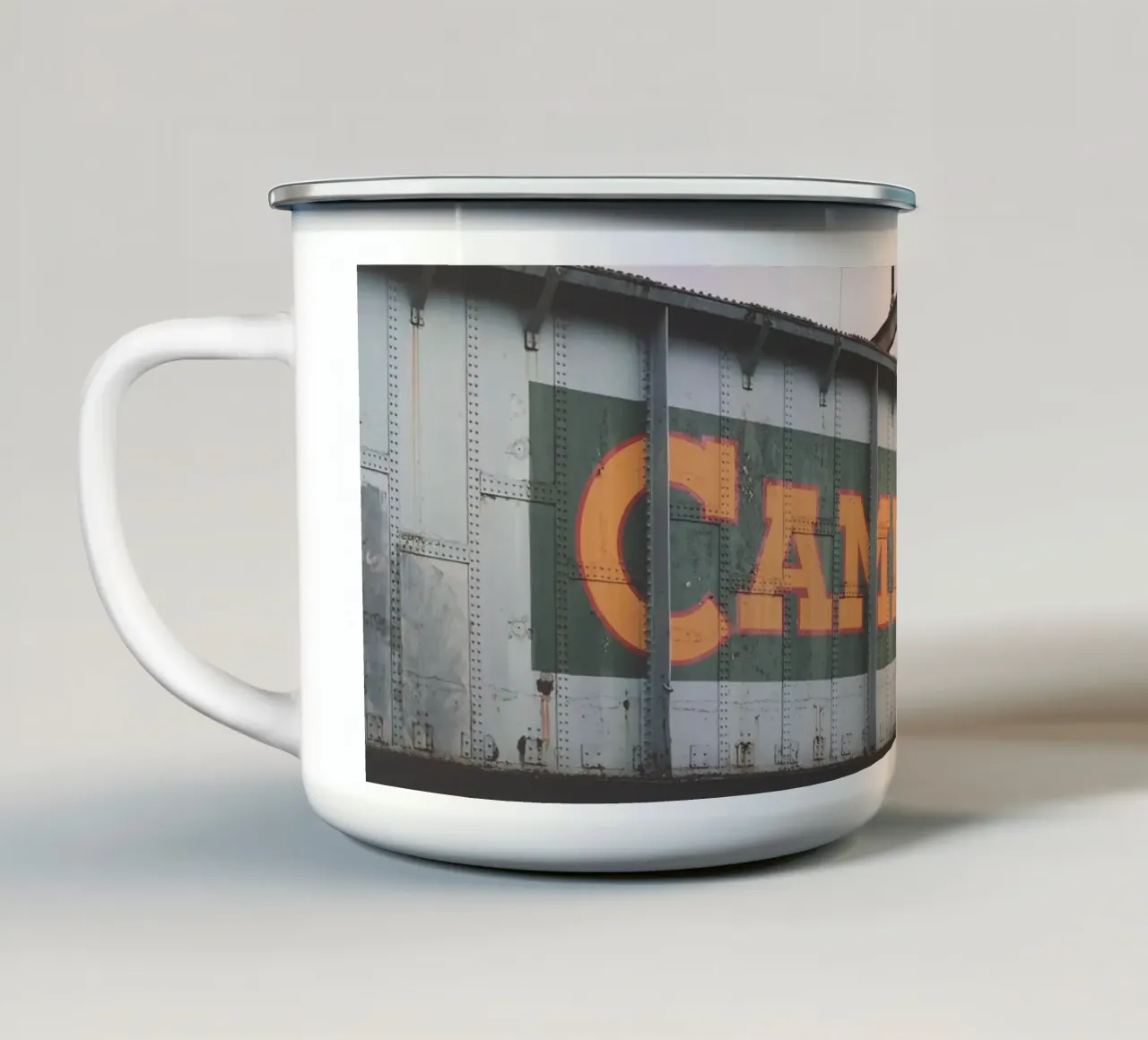 Londra, Inghilterra I Ponte industriale urbano di Camden tazza in smalto da Julie Travel Photography