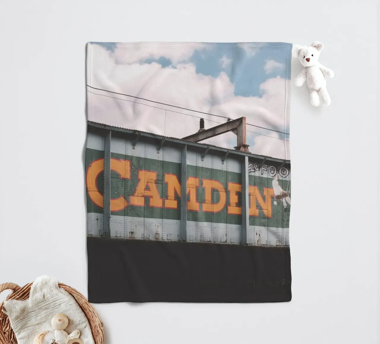 Londra, Inghilterra I Ponte industriale urbano di Camden coperta in pile da Julie Travel Photography