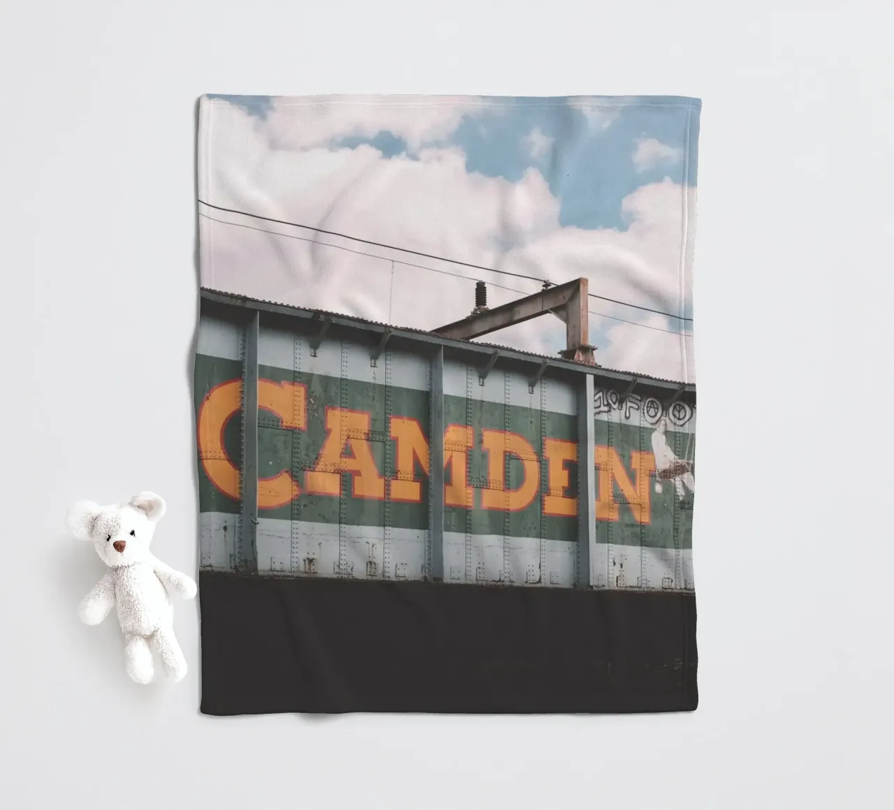 Londra, Inghilterra I Ponte industriale urbano di Camden coperta in pile da Julie Travel Photography