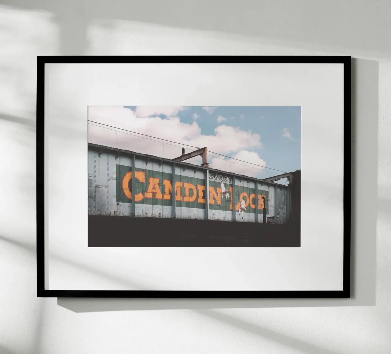 Londra, Inghilterra I Ponte industriale urbano di Camden poster con telaio in alluminio da Julie Travel Photography