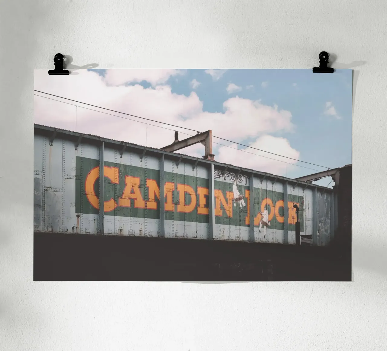 Londra, Inghilterra I Ponte industriale urbano di Camden poster con telaio in alluminio da Julie Travel Photography