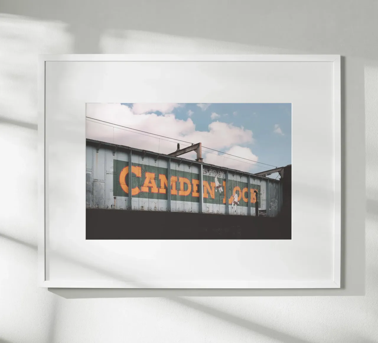 Londra, Inghilterra I Ponte industriale urbano di Camden poster con telaio in alluminio da Julie Travel Photography