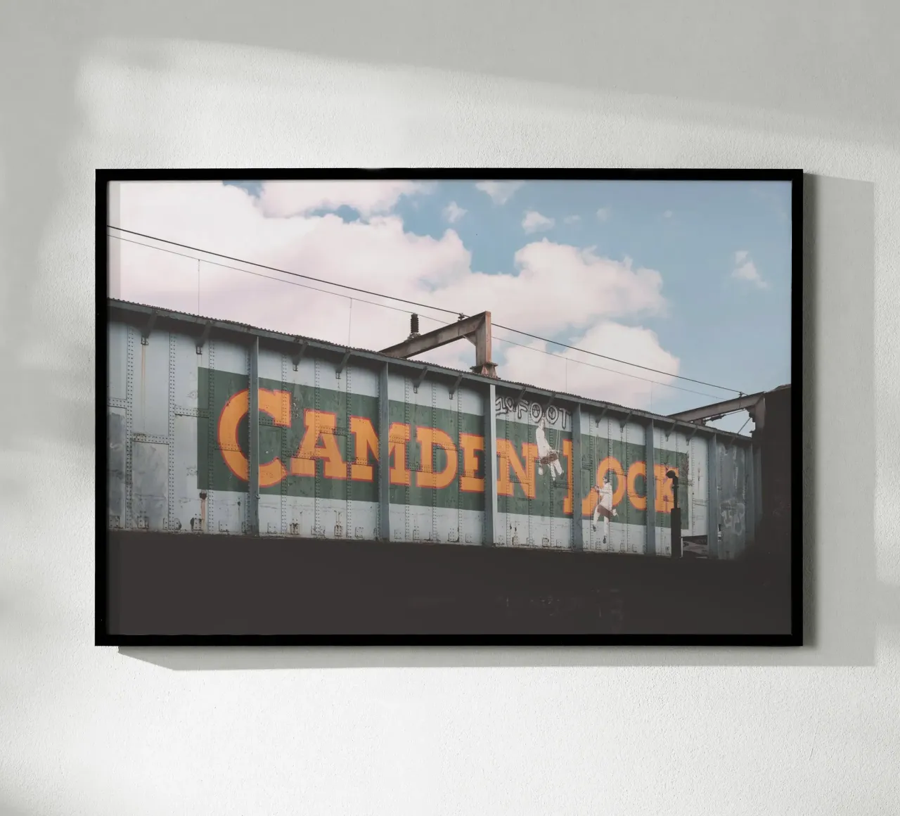 Londra, Inghilterra I Ponte industriale urbano di Camden poster con telaio in alluminio da Julie Travel Photography