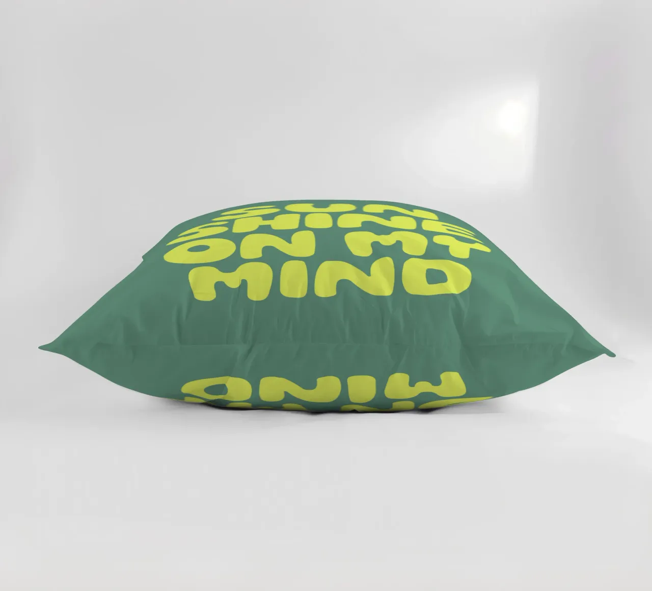 Sun Shine on My Mind Typographie optimiste et heureuse en jaune coussin de THE MOTIVATED TYPE