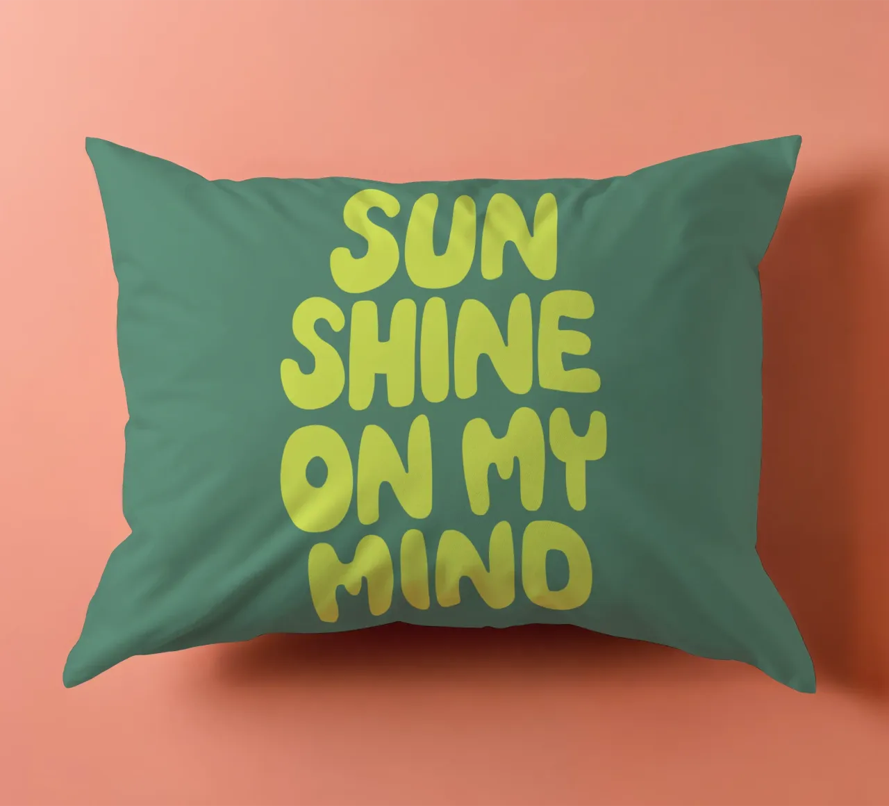 Sun Shine on My Mind Typographie optimiste et heureuse en jaune coussin de THE MOTIVATED TYPE