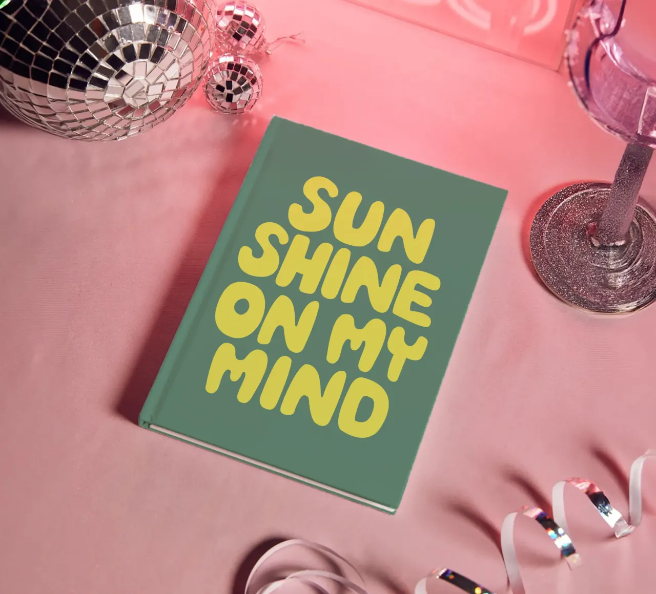 Sun Shine on My Mind Typographie optimiste et heureuse en jaune carnet de notes de THE MOTIVATED TYPE
