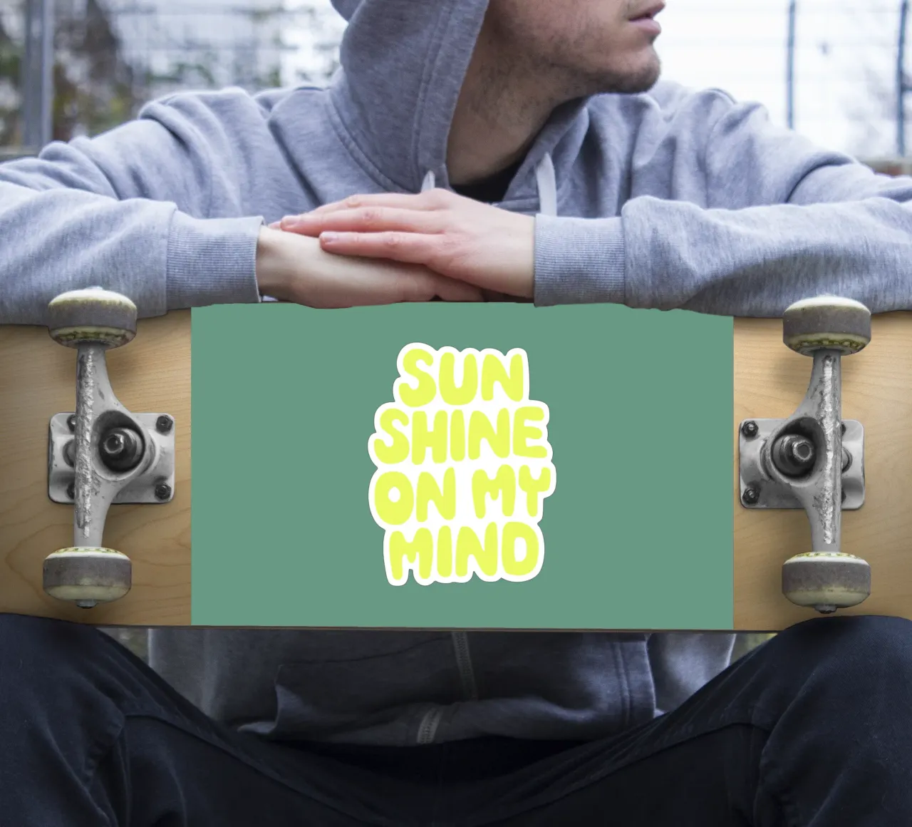 Sun Shine on My Mind Typographie optimiste et heureuse en jaune autocollant de THE MOTIVATED TYPE