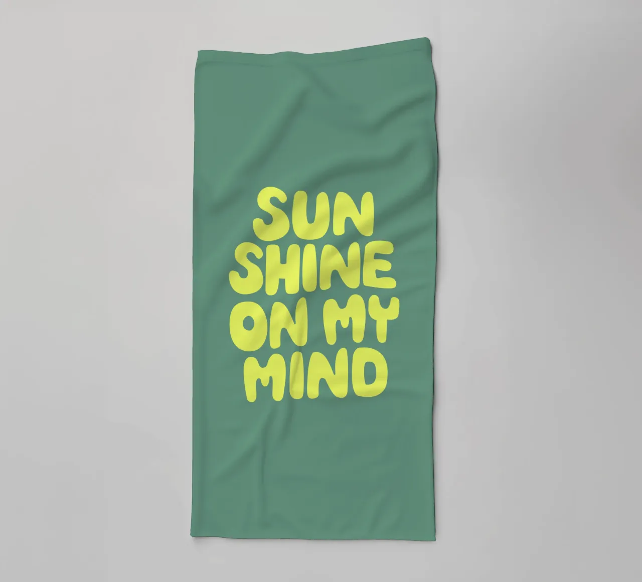 Sun Shine on My Mind Typographie optimiste et heureuse en jaune serviette de bain de THE MOTIVATED TYPE