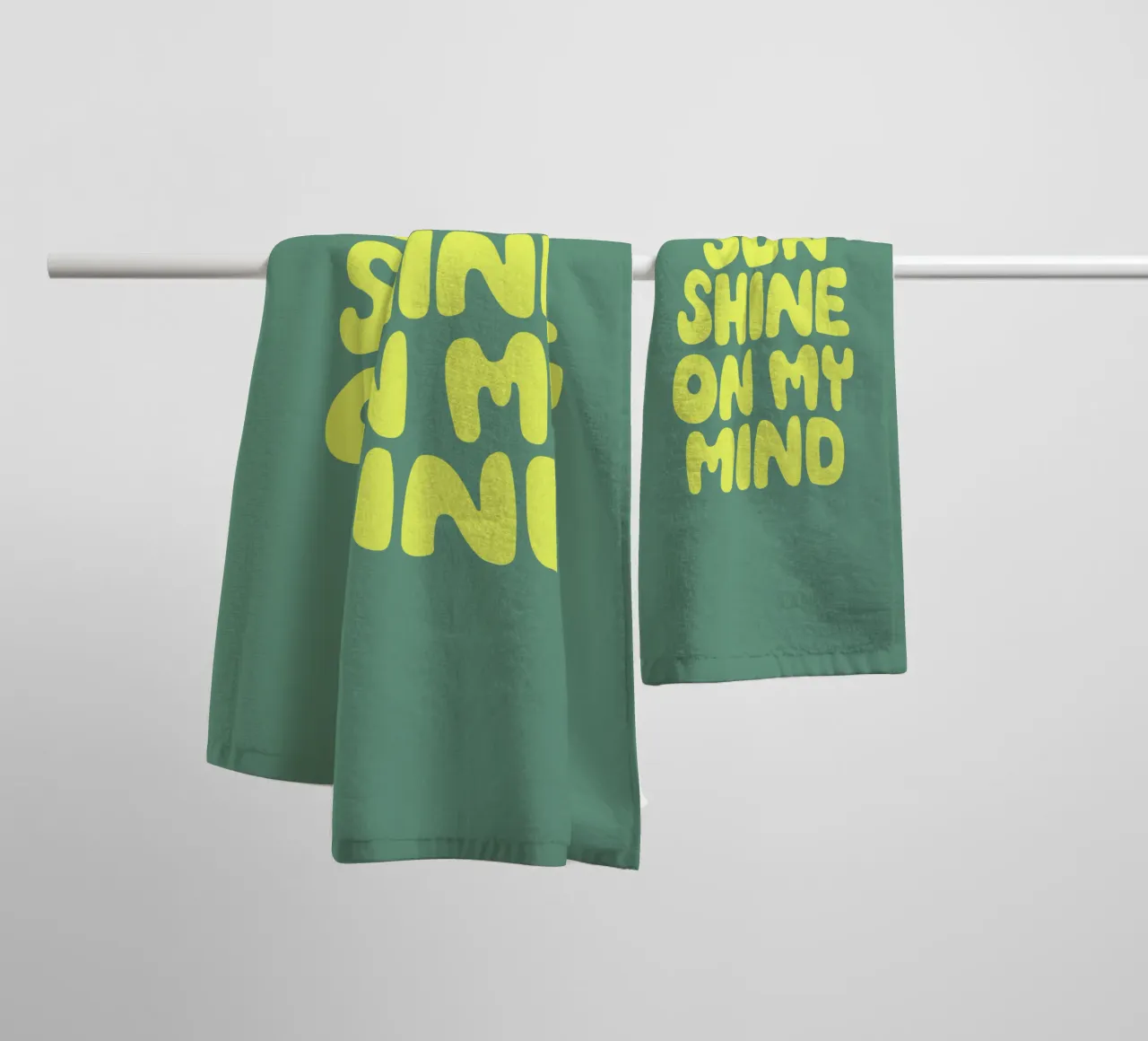 Sun Shine on My Mind Typographie optimiste et heureuse en jaune serviette de bain de THE MOTIVATED TYPE