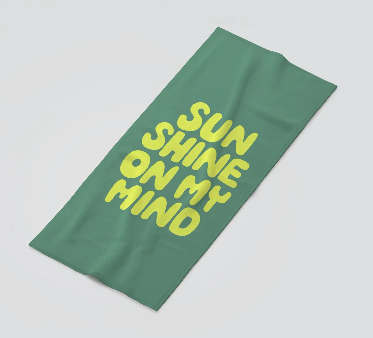 Sun Shine on My Mind Typographie optimiste et heureuse en jaune serviette de plage de THE MOTIVATED TYPE