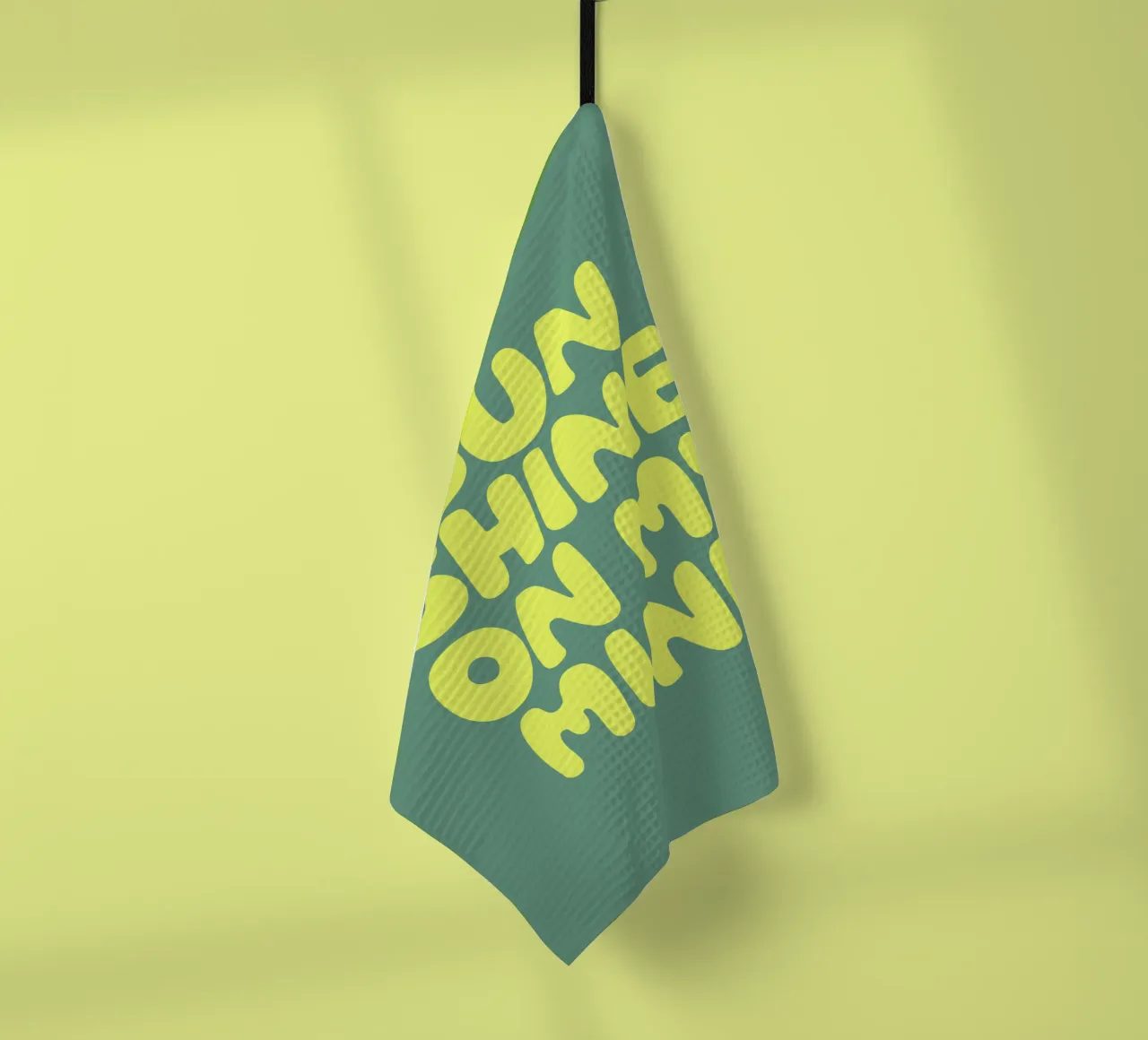 Sun Shine on My Mind Typographie optimiste et heureuse en jaune torchon de THE MOTIVATED TYPE