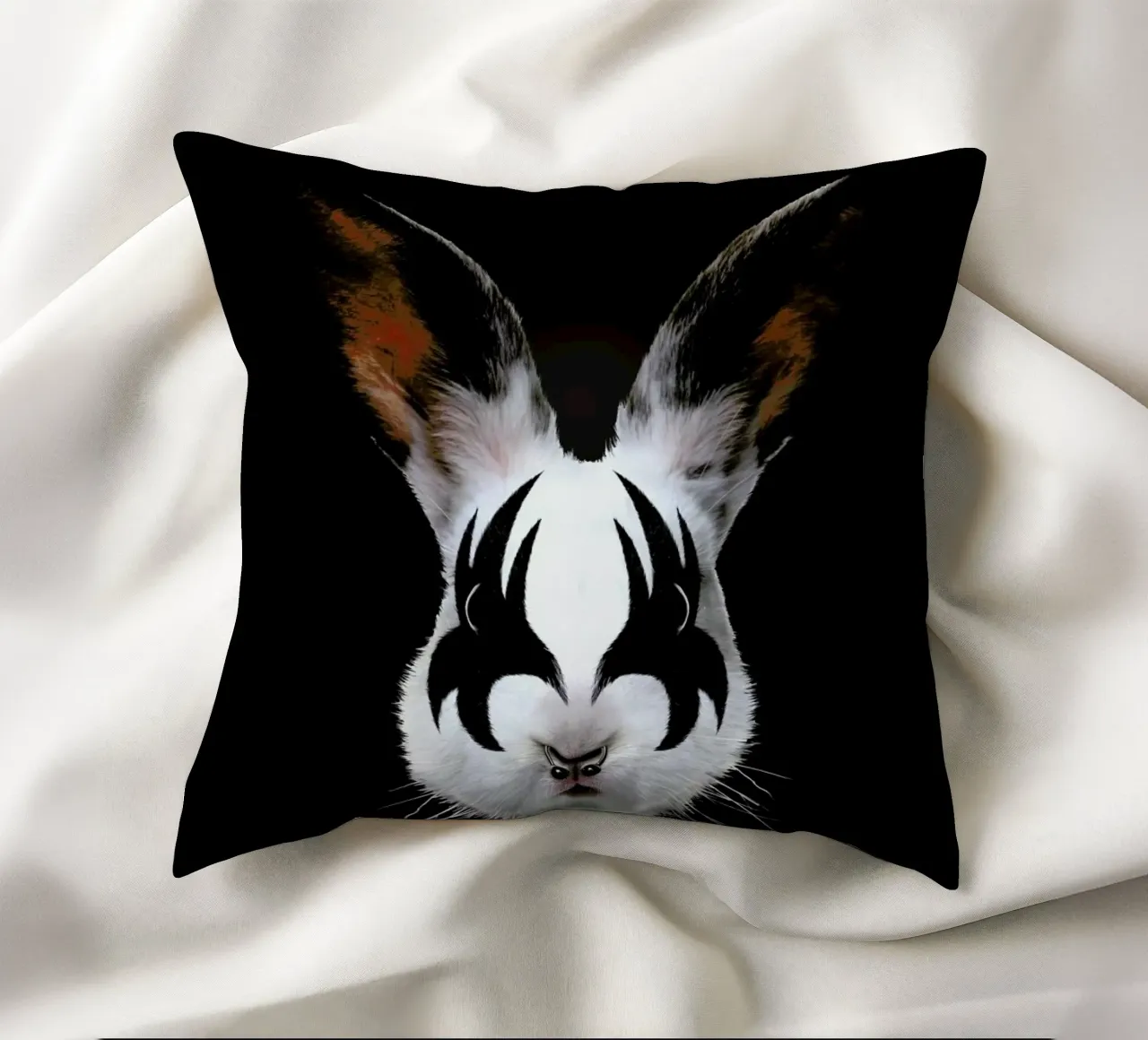 Kiss Of A Rabbit cuscino da Róbert Farkas