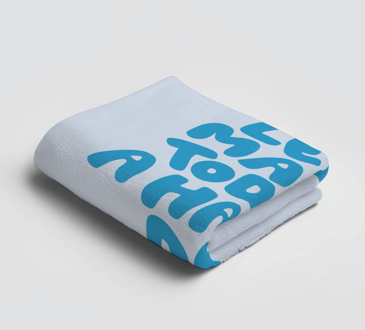 Lass uns heute einen glücklichen Tag machen Optimistische Typografie Druck Handtuch von THE MOTIVATED TYPE