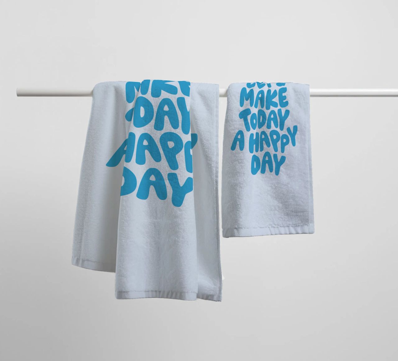 Lass uns heute einen glücklichen Tag machen Optimistische Typografie Druck Handtuch von THE MOTIVATED TYPE