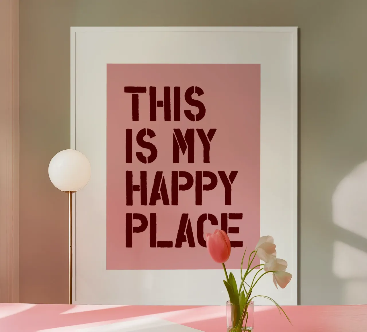 Questo è il mio posto felice Stampa tipografica in grassetto su rosa poster con telaio in legno da THE MOTIVATED TYPE