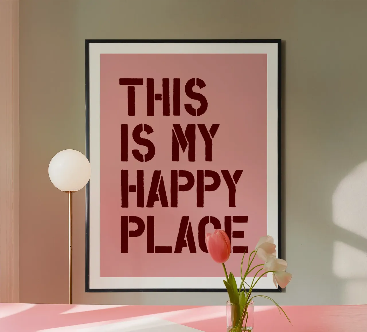 Questo è il mio posto felice Stampa tipografica in grassetto su rosa poster con telaio in legno da THE MOTIVATED TYPE