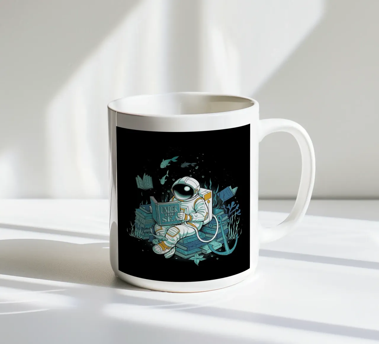 A reader lives a thousand lives - Cosmonaut Under The Sea tazza in ceramica da Tobe Fonseca