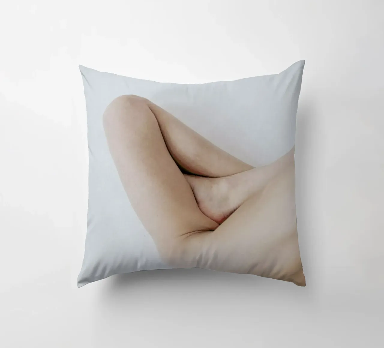 Body Studies Triangle cuscino da Chris Abatzis