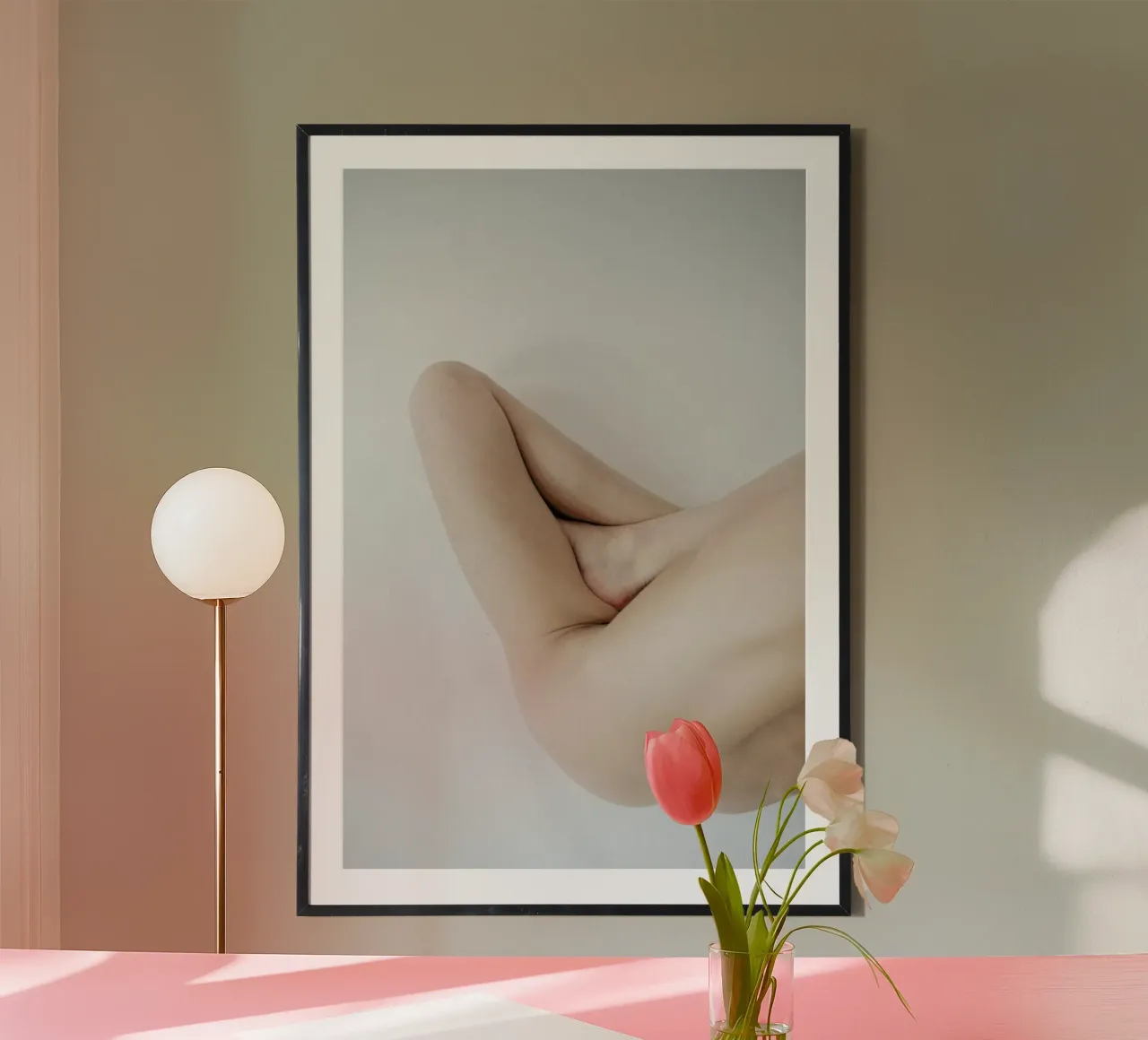 Body Studies Triangle poster con telaio in legno da Chris Abatzis