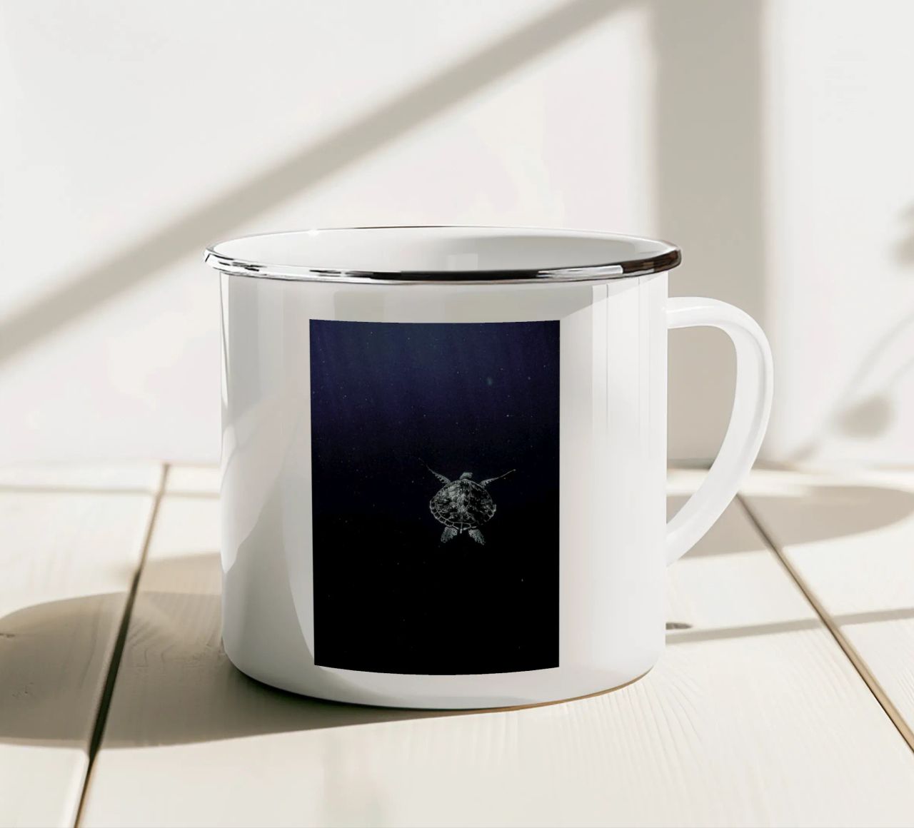 Flying tazza in smalto da Chris Abatzis