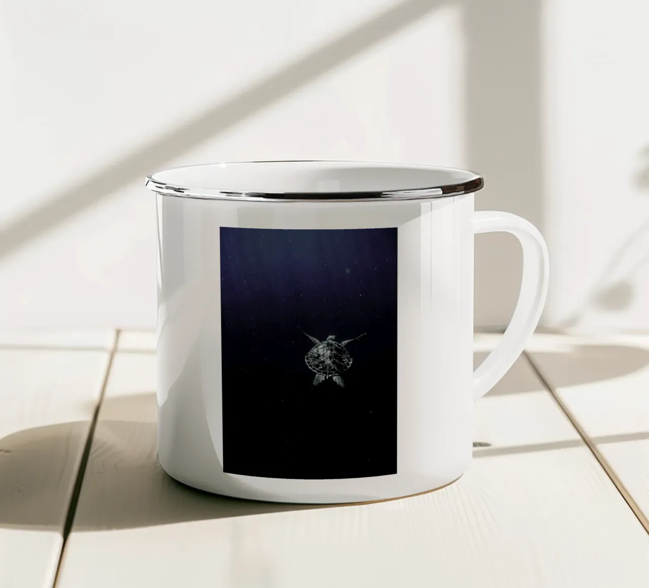 Flying tazza in smalto da Chris Abatzis