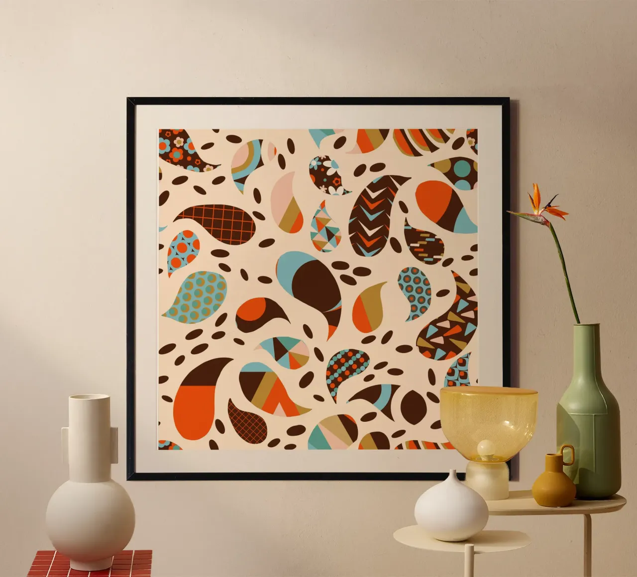 Retro Boho Patchwork Paisley Beige - Cálido Mid-Century Modern poster con marco de aluminio de susanacosta