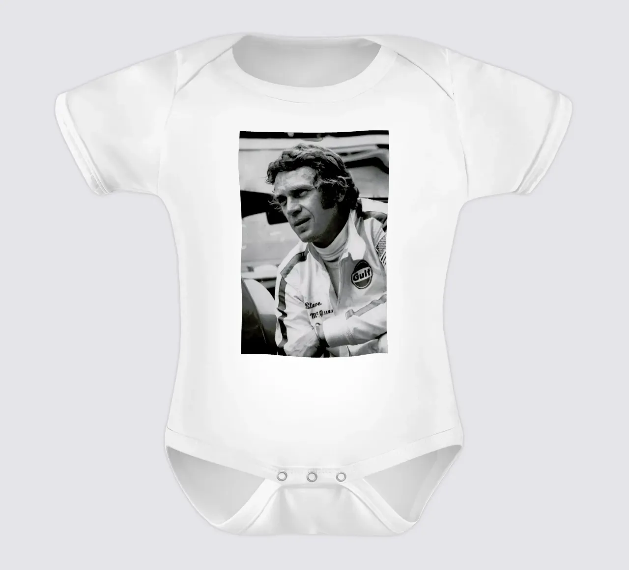 Steve McQueen in Le Mans, 1971 body neonato maniche corte da Gallery Print and Art Limited