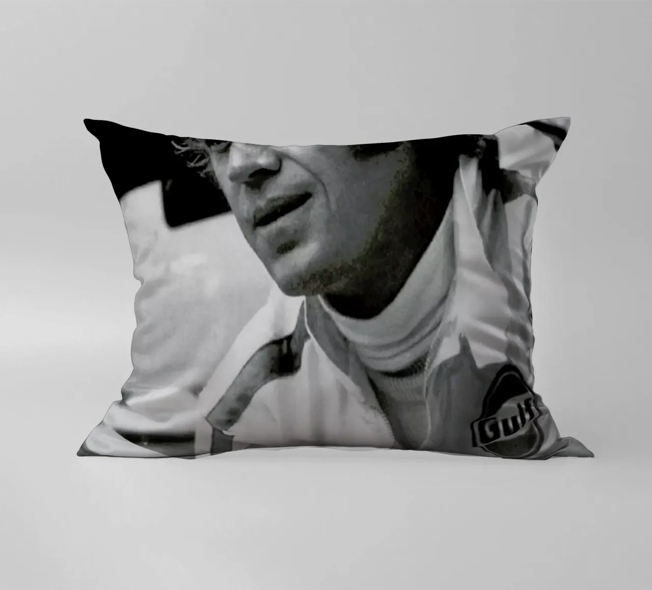 Steve McQueen in Le Mans, 1971 cuscino da Gallery Print and Art Limited