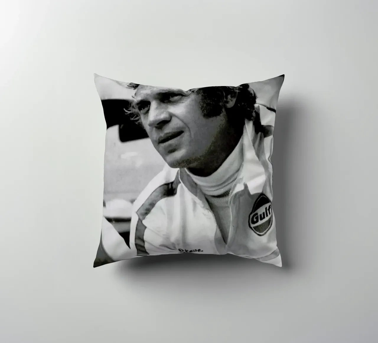 Steve McQueen in Le Mans, 1971 cuscino da Gallery Print and Art Limited