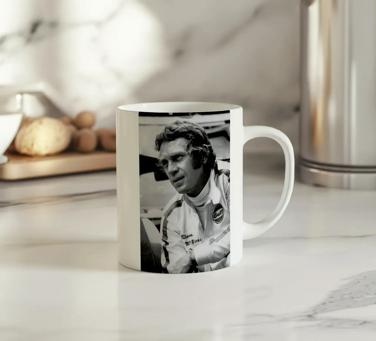 Steve McQueen in Le Mans, 1971 tazza in ceramica da Gallery Print and Art Limited